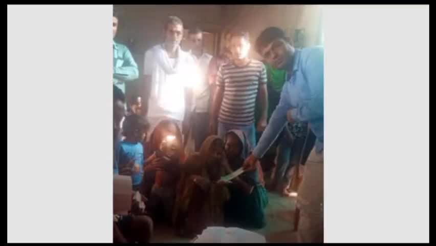 पश्चिम बंगाल के एस एस बी जवान ने खुदकुशी करने वाले परसामलिक जवान #सुनील कुमार यादव के #आश्रितों को दिया #आर्थिक मदद।