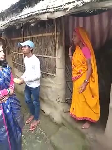 गोगरी: चुनावी यात्रा के दौरान एक वृद्ध महिला ने #Plurals के उम्मीदवार #रत्न प्रिया से #आवास योजना को लेकर की शिकायत।