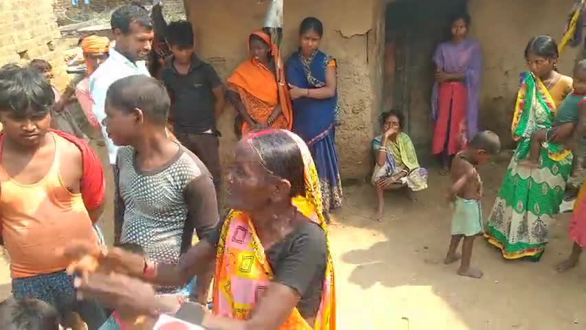 बिक्रम: बारा में महिला ने कहा#जब तक ईटा पत्थर नहीं गिरेगा हम वोट#किसी को नहीं करेंगे हम लोग के पास#तीन सौ के आसपास वोट हैं---