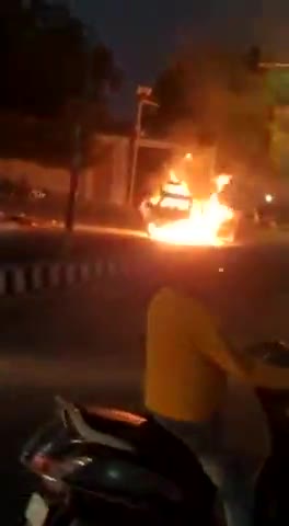 ग्वालियर गिर्द: फूलबाग पर dd mall के सामने इको स्पोर्ट कार में लगी आग  गाड़ी धुआ होके जलगई #gwalio #gwaliormpindia #caraccident #gwailo