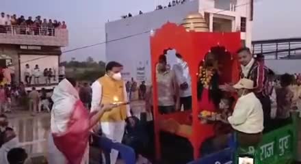अलीराजपुर: नगरपालिका अध्यक्ष सेना पटेल और उपाध्यक्ष मकु परवाल ने रावण दहन से पहले रामपालकी की पुजाअर्चना कर की आरती#रावण_दहन