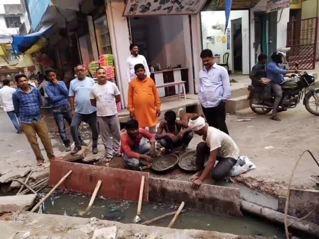 गढ़वा: गढ़वा नगर परिषद के वार्ड-5 के लोहा पट्टी में महीनों से खराब पड़े नाली को जेएमएम के नेताओं ने बनवाया #जेएमएम #पहल