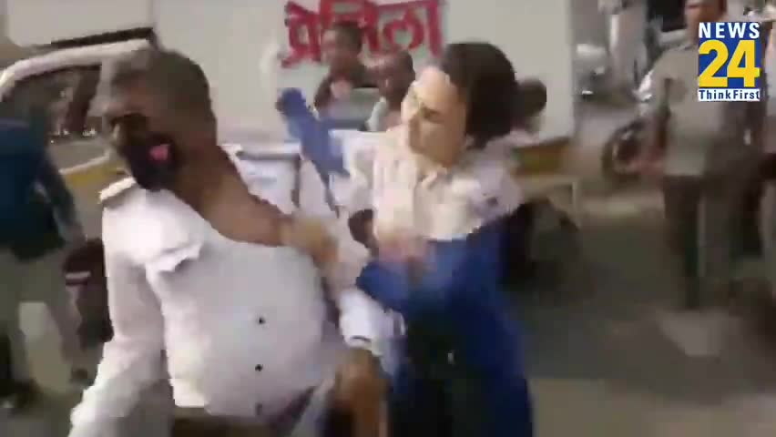 #ट्रैफ़िक पुलिस कर्मी की
 #महिला_ने_की_पिटाई।
#अभद्रता के लिए महिला #गिरफ्तार।