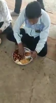 #लाॅकडाउन के बाद पहली पगंत भाई ने पूरी कसर निकाल दी सिर्फ #रसगुल्ला खाकर 
#वायरल_वीडियो #मनोरजंन