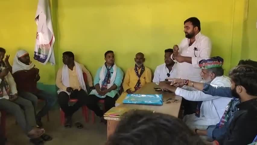 अररिया: अररिया जिला अधीयक्ष भैया ओम प्रकाश पोद्दार जी अपने पंचायत अध्यक्ष के साथ मीटिंग करते हुए
#publickipehal