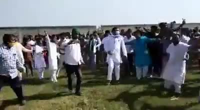 अभी चुनाव का समय है नहीं तो हाँथ उखाड़ कर फेंक देते राजद के मुख्यमंत्री प्रत्याशी।
#tejshawiyadav 
असली चेहरा सामने आया।