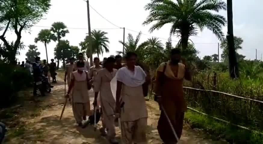 महेशपुर: परियारदाहा गांव में विवाहित प्रेमी युगल को  ग्रामीणों ने आपत्तिजनक स्थिति में पकड़ कर 24 घंटा तक बनाए रखा बंधक #बंधक