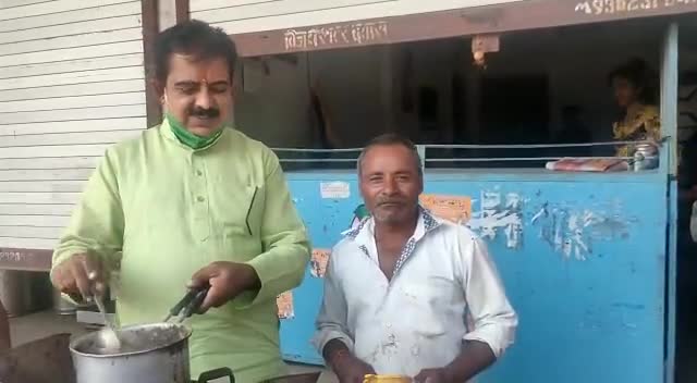 इंदौर: सांवेर में भाजपा प्रत्याशी तुलसीराम सिलावट का प्रचार करने पहुंचे सांसद शंकर लालवानी चाय बनाते हुए। #byelections