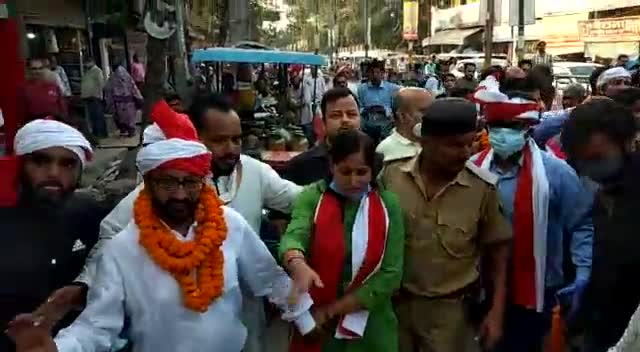 मैडम प्रेसिडेंट, जय प्रकाश जी को माल्यार्पण करके सीवान के राजनीति पटल पे युद्ध की आगाज की।
#plurals #biharelection