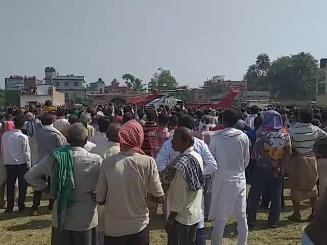 गोगरी: सभा समाप्ति के पश्चात #नीतीश_कुमार ने पुनः #बिहार की #सेवा_करने का मांगा #आशीर्वाद,  लोगों ने हाथ हिलाकर किया #अभिवादन।