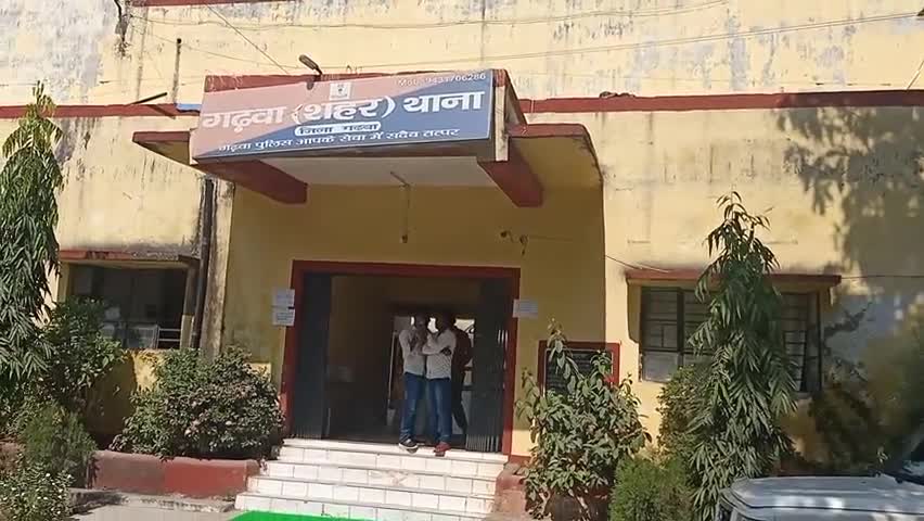 गढ़वा: शहर थाना के नवादा मोड़ के पास से पुलिस की पीसीआर वैन ने 4 पिकप से 17 पशुओं को किया जब्त #पुलिस #पशु #जब्त