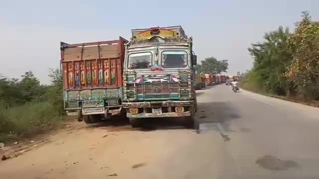 सेवराई: एआरटीओ राम सिंह ने सुहवल से करहिया के बीच चलाया ओवरलोड ट्रकों के खिलाफ अभियान, 17 ट्रकों के काटे चालान #ओवरलोड