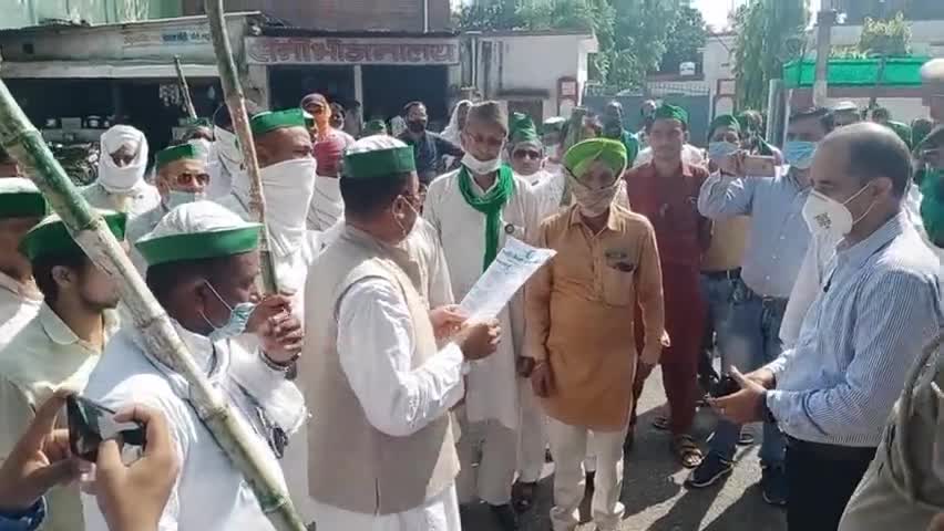 #kisanunion #haneefwarsi 
रामपुर: सिटी मजिस्ट्रेट रामपुर को ज्ञापन देने के साथ-साथ उसको पढ़ कर बताते किसान नेता हनीफ....