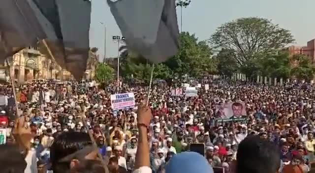 #भोपाल में फ्रांस के राष्ट्रपति #मैक्रोन के
#खिलाफ प्रदर्शन करता #मुस्लिम_समुदाय।