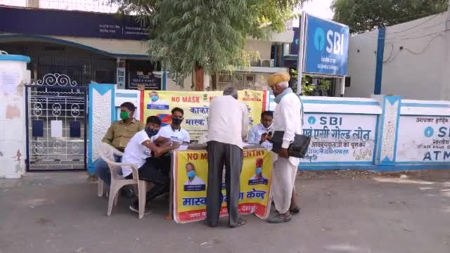 बीकानेर: पालिका का नो मास्क नो एंट्री अभियान जारी, करणी मन्दिर के पास शिविर लगाकर किया मास्क वितरण #नो मास्क नो एंट्री