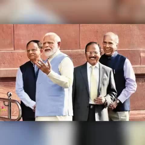 #मोर के बाद #तोता।
आदरणीय प्रधानमंत्री मोदी जी
#अब_तोतो_के_साथ_नजऱ_आये_देखें।
