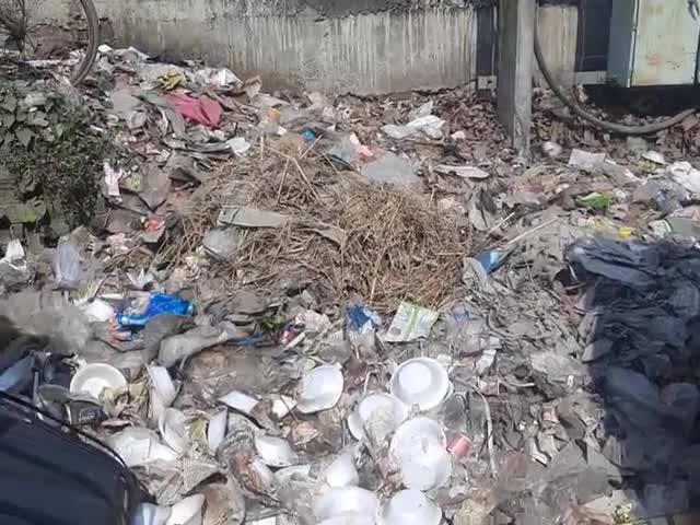 कटिहार: #कचरा_के_वजह_से_#दुकानदार_वाले_व_उसके_#ग्राहक! #और_यात्री_को_करना_पड़_रहा_है_कठिनाइयों_का_सामना।