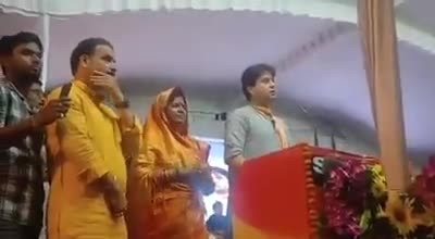 #डबरा_ब्रेकिंग

#JyotiradityaScindia नहीं भूल पा रहे हैं कांग्रेस_पार्टी को,भाषण में बोल गए की हाथ के पंजे का बटन देना