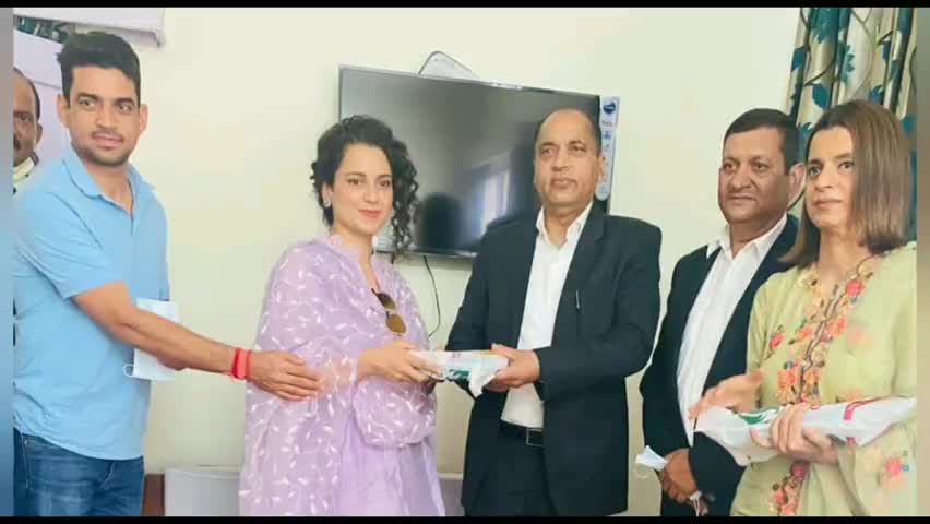 भोरंज: बॉलीवुड अभिनेत्री कंगना रनौत ने भोरंज में सीएम व जल शक्ति मंत्री को दिया भाई की शादी का न्योता
#kangana Ranaut