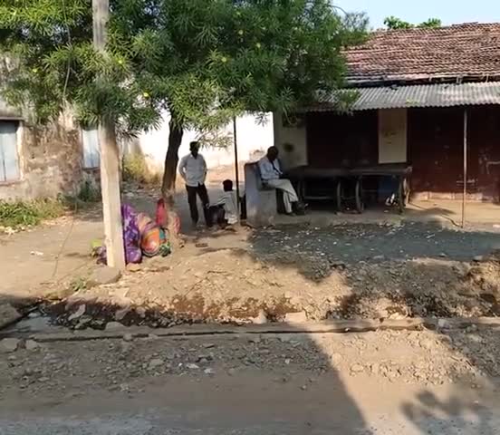 कुक्षी: #कुक्षी तहसील के ग्राम लोहारी बस स्टैंड के पीछे सट्टा पत्ता बाजार ताड़ी बाजार खुलेआम चल रहा है  कोई ध्यान नहीं
