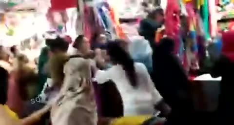 यूपी के एटा में आंटी कहने पर भड़की महिला, करवाचौथ की खरीददारी छोड बाल पकडकर पीटा..!
#PublicKiPahel