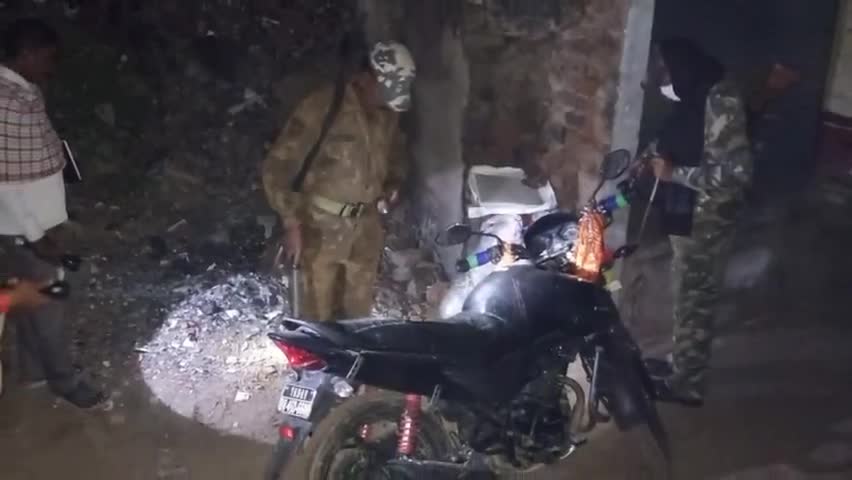 पकरीबरावां: धमौल ओपी प्रभारी ने की धमौल बाजार में युवक पर गोलीबारी मामलें की जांच  #पुलिस_जांच