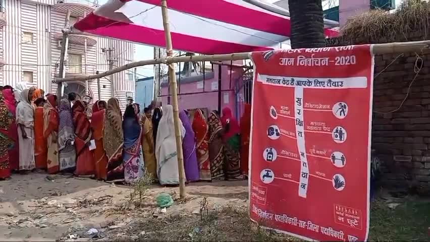 #मतदाताओं की लंबी कतारों के बीच शांतिपूर्ण माहौल में मतदान जारी।