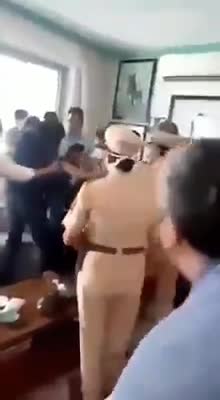 पत्रकार #अर्नब_गोस्वामी का वीडियो देखिये कैसे पुलिस घर में घुसी और जबरदस्ती उठा लिया #IndiaWithArnab #death ofdemocracy