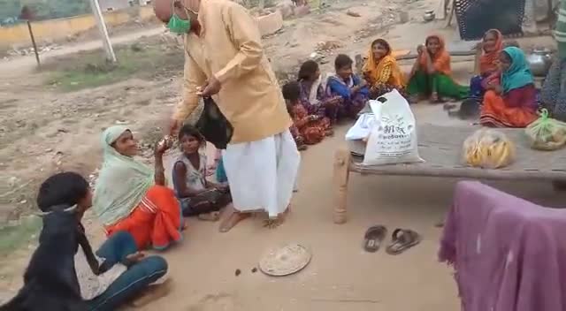 #गाड़ियां_लुहारों के परिजनों को #भोजन करते समाजसेवी #हरिशंकर_त्यागी उप सरपंच #नगला_हरलाल साथ में #अन्य सहयोगी।