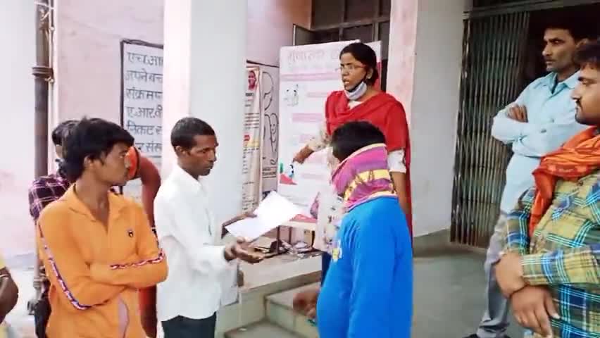 दुधि: #श्रमिको से कोविड-19 जांच में बभनी #सीएचसी में #अवैध वसूली के आरोप पर घंटो धरने के साथ #नारेबाजी कर #ज्ञापन सौंपते हुए