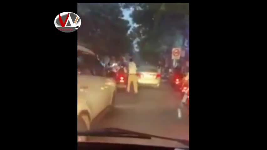 मुरैना नगर: 2 किलोमीटर तक दौड़ा जवान , एंबुलेंस को रास्ता दिखाने के लिए #news #salut #police #medical #emergency