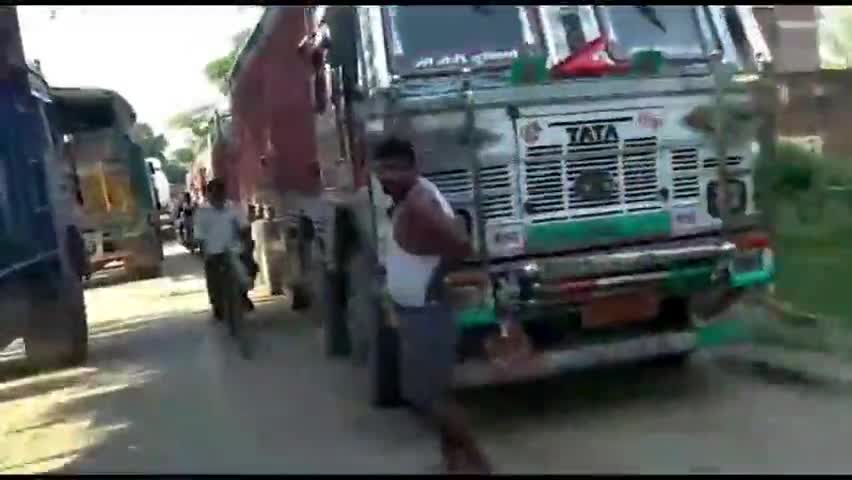 ज़मानिया: नो एंट्री के कारण जमानियां एनएच-24 सड़क पर दोनों तरफ लगी ट्रकों की लंबी कतार, राहगीरों को हुई भारी परेशानी #जन_समस्या