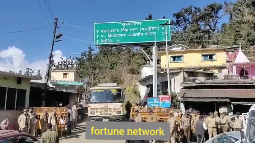 देहरादून: *गैरसैण से घोषणाओं की झड़ी*
राज्य स्थापना दिवस पर CM #त्रिवेंद्र सिंह रावत #ने की #गैरसैंण # से कई#घोषणाएं#