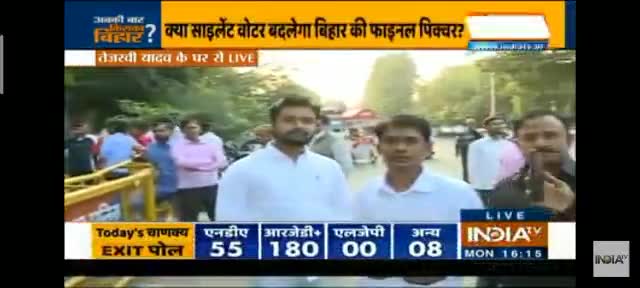 10 नम्बर सर्कुलर रोड राबड़ी आवास के बाहर मीडिया से बात करते हुए
Tejashwi Yadav
#vikashrayyadav
#Patna
#IndiaTVLIVE