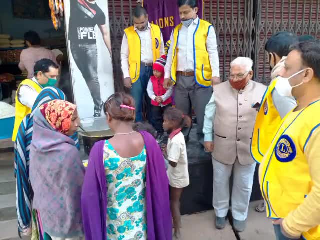 गढ़वा: शहर के रंका चौक पर हनुमान मंदिर के पास लायंस क्लब का फ़ूड फ़ॉर हंगर का कार्यक्रम#लायन्स#क्लब
