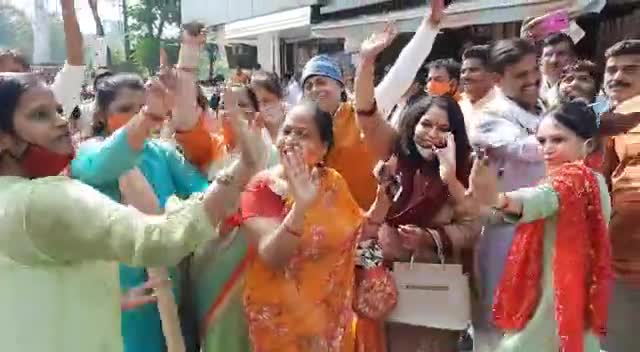 इंदौर: उपचुनाव में भाजपा की जीत की खुशी में भाजपा कार्यालय कार्यालय पर महिला कार्यकर्ता जश्न मनाते हुए. #upchunav #byelections