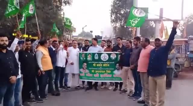 #दुमका और #बेरमो में हुई जीत को लेकर झारखंड मुक्ति मोर्चा गढ़वा जिला ने रंका मोड़ पर मिठाई बाँट कर खुशियां मनाई 🎉🎉