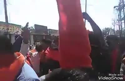 ध्यान से आंख खोलकर देखो ममता बनर्जी जी,  ये आपका ही पश्चिम बंगाल है व सड़कों पर लहरा रहे झंडे #योगीसेना के है ...आज हजारो