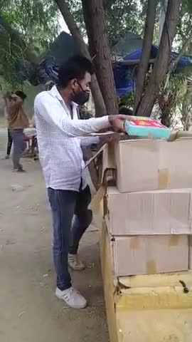 गुरुग्राम: #sector29 #nagar_nigam #supervisor (#Hîmåñshü_BädGùjjâr) अपनी टीम को दीपावली की हार्दिक शुभकामनाएँ देते हुए🙏 ﻿#gurugram