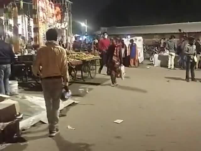मोदीनगर: मुरादनगर थाना क्षेत्र में ऑर्डिनेंस फैक्ट्री मैं लगाए गए सजावट के सामान की दुकानें।
#corona #social_distance_safe_life