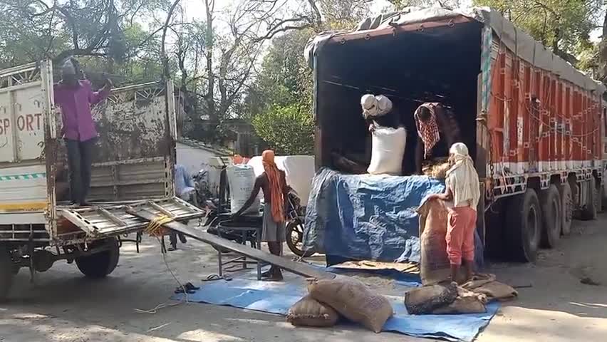 गढ़वा: सदर थाना में कालाबजारी का पकड़ा गया पीडीएस के चावल का डीसी के निर्देश पर हुआ नीलामी#चावल#नीलामी