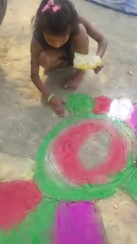 महुआ: #Deepawali #Rangoli 
६ वर्ष की बच्ची सोनाली सिंह मुस्कान घर के सामने रंगोली बनाते हुए 🪔😍
#हैप्पी_दीपावली #मिथुन_सिंह