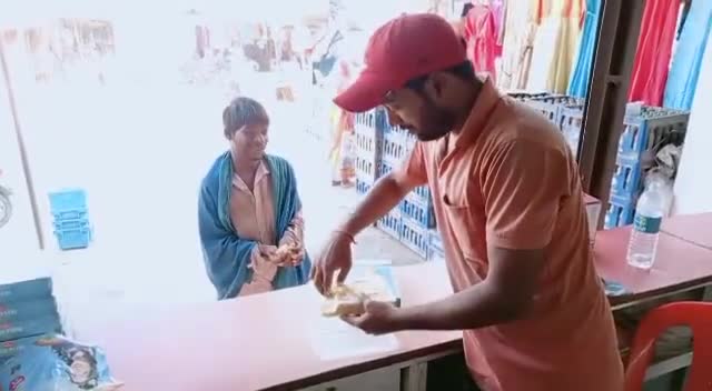 सुगौली: #छपवा चौक कोल्ड हाउस के मालिक प्रवीण कुमार ने बाजार में घूम रहे गरीब व विक्षिप्तों के बीच दीपावली के अवसर पर मिठाई बांटी