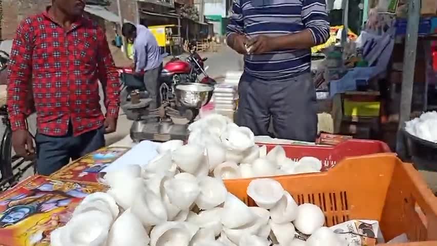 इकौना: भैया दूज को लेकर इकौना कस्बे में भुरकी, लाई, चिवरा की हुई जमकर खरीददारी#भाईदूज