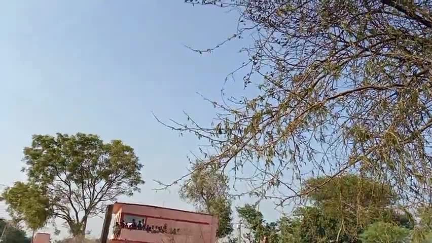 बलिया: जो गरीबी एक दिया भी न जला सका
एक अमीर का पटाखा उसका घर जला गया #begusarai_live   ﻿@ashwani71756