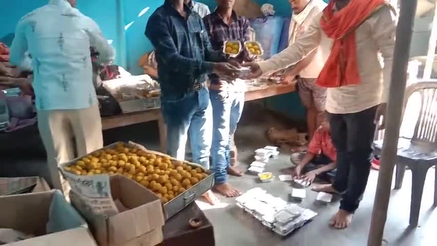 दीवाली के शुभ अवसर पे #मोहन गुप्ता# पूर्व विधायक प्रतियाशी के द्वारा बिहारीगंज विधानसभा के जनता को लड्डू वितरण करते हुए!