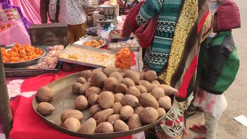 सैफई: #भैया दूज के त्यौहार पर सैफई बाजार में जमकर मिठाई व गरी के गोले की बिक्री हुई।