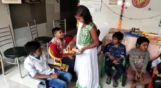 जौनपुर: सुभाष चिल्ड्रन होम के बच्चों ने टीका लगाकर एवं मिठाई खिलाकर मनाई #भैयादूज