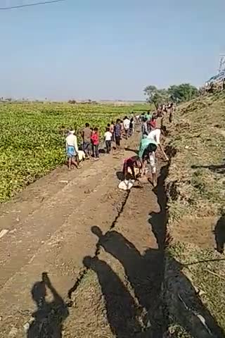 परबत्ता: परबत्ता प्रखंड सौढ़ उतरी पंचायत सतीश नगर गांव में छट पूजा को लेकर लोगों ने घाट बनाए#छट पूजा को लेकर तेयारी चल रही है
