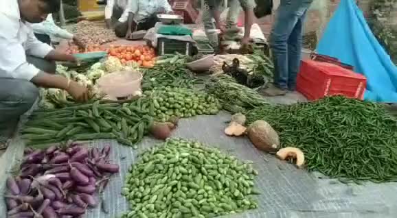 इटवा: जिले में आलू सहित हरी सब्जियों के दामों में उछाल से आमजन परेशान,आलू पहुँचा 40 रुपये के पार#महंगाई_की_मार